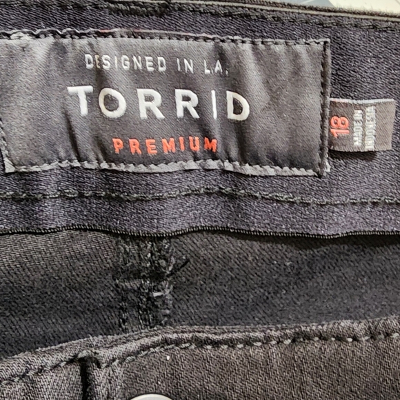Torrid premium women's bombshell skinny black distressed Bermuda shorts - Picture 4 of 5